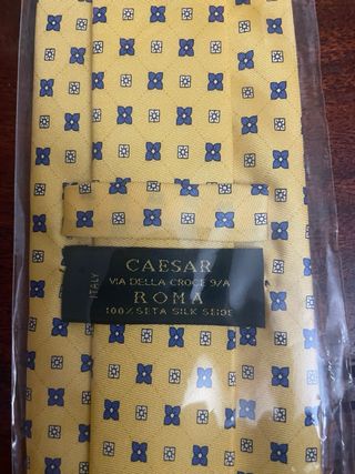 Corbata amarilla con estampado azul
