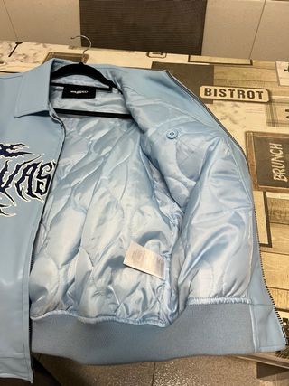 Cazadora azul con estampado de araña