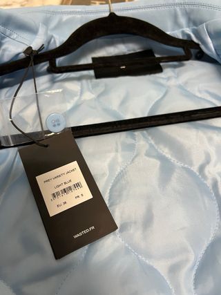 Cazadora azul con estampado de araña