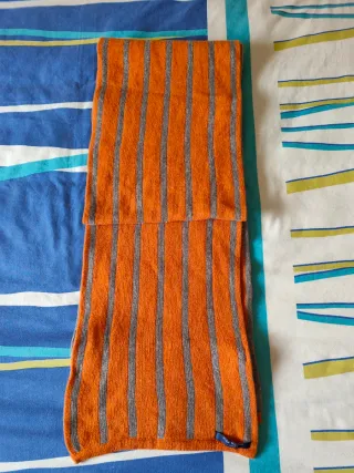 Bufanda de rayas naranja y gris