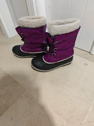 Botas de nieve moradas y negras mujer