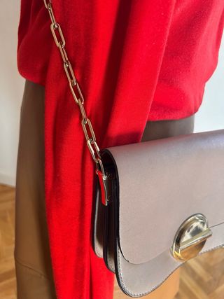 Bolso Parfois color rosa viejo con cadenas