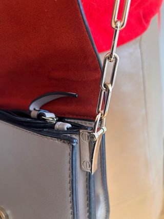 Bolso Parfois color rosa viejo con cadenas