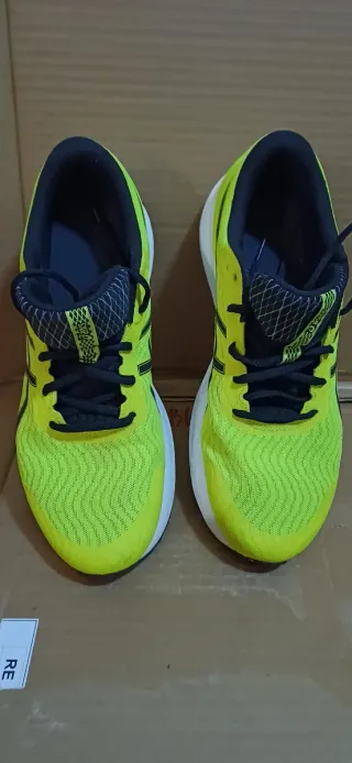 Zapatillas Asics Talla 43.5 Amarillo limón y negro