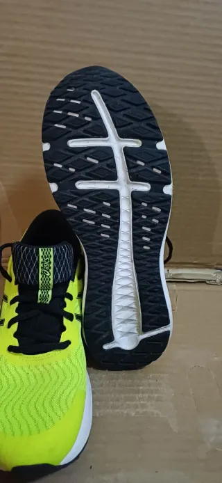 Zapatillas Asics Talla 43.5 Amarillo limón y negro