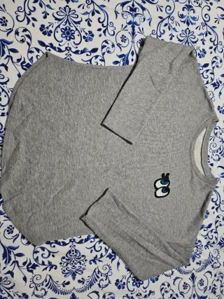 Camiseta gris con ojos divertidos