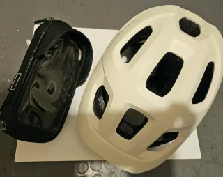 Casco MTB Rockrider y bolsa móvil