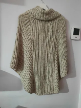 Poncho gris tejido con trenzas