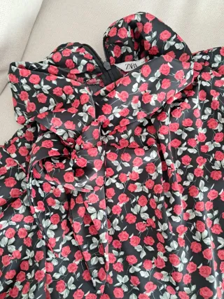 Camisa floral negra y roja