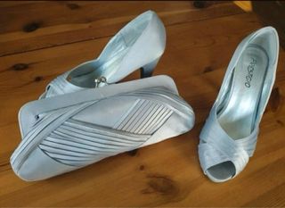 Zapatos y bolso de fiesta plateados