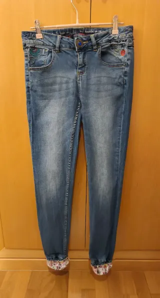 Pantalones vaqueros Desigual con bordados