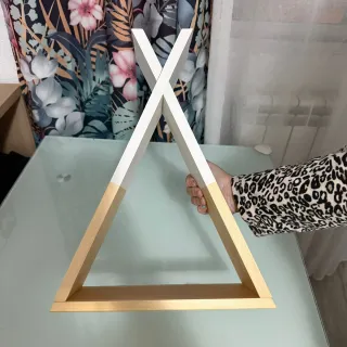 Tipi in legno bianco e naturale