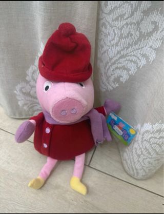 Peluche Peppa Pig con cappello e sciarpa