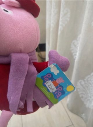 Peluche Peppa Pig con cappello e sciarpa