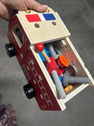 Camión de bomberos de madera con herramientas