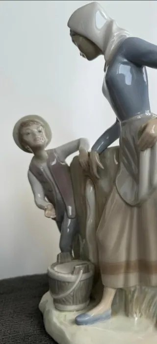 Figura de porcelana mujer y niño