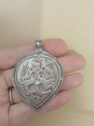 Colgante antiguo figura mitológica plata