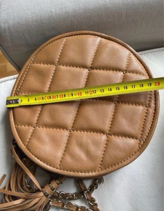Bolso Uterqüe redondo marrón con cadena dorada