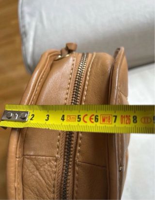 Bolso Uterqüe redondo marrón con cadena dorada