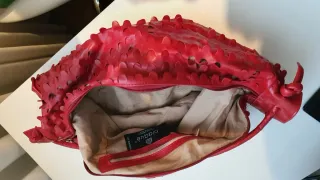 Bolso piel rojo con detalles calados