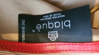 Bolso piel rojo con detalles calados