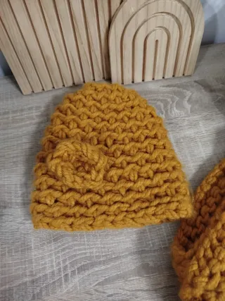 Gorro y cuello tejido mostaza
