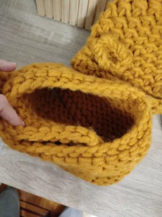 Gorro y cuello tejido mostaza