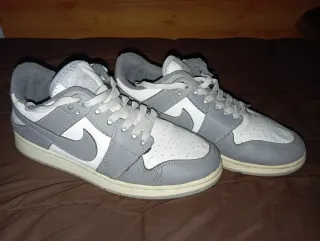 Zapatillas Nike grises y blancas