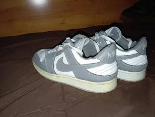 Zapatillas Nike grises y blancas