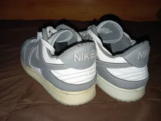 Zapatillas Nike grises y blancas