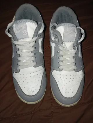 Zapatillas Nike grises y blancas