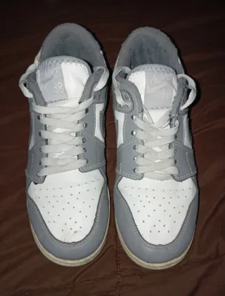 Zapatillas Nike grises y blancas