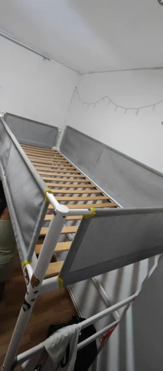 Cama alta metálica y de tela