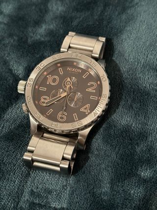 Reloj Nixon Cronógrafo Plateado