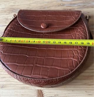 Bolso marrón con cadena efecto piel