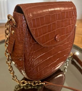 Bolso marrón con cadena efecto piel