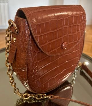 Bolso marrón con cadena efecto piel