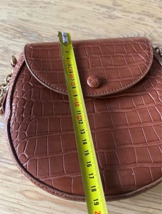 Bolso marrón con cadena efecto piel