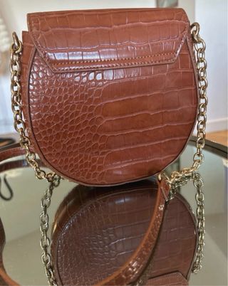 Bolso marrón con cadena efecto piel