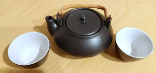 Teiera giapponese in ceramica con 2 tazze