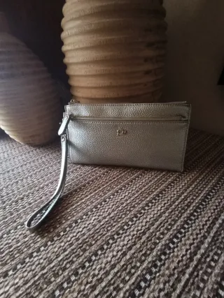 Bolso de mano con muchos apartados para tarjetas