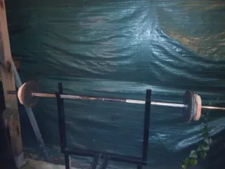 Barra gimnasio + 2 pesas 5kg y 2 de 2.5kg