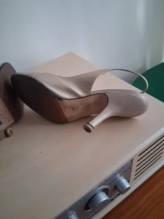 Zapatos de tacón Sacha London beige/dorado