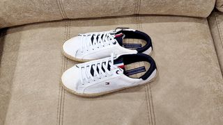 Sneakers Tommy Hilfiger con etichetta