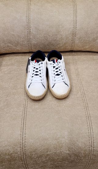 Sneakers Tommy Hilfiger con etichetta