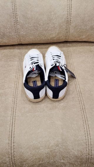 Sneakers Tommy Hilfiger con etichetta