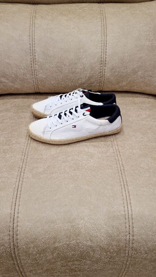 Sneakers Tommy Hilfiger con etichetta