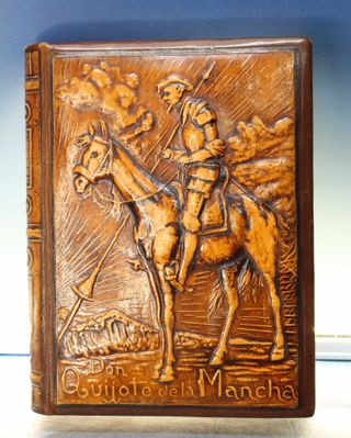 Scatola per sigari Cigarrera, in pelle con rilievo di Don Chisciotte