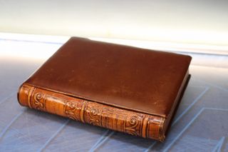 Scatola per sigari Cigarrera, in pelle con rilievo di Don Chisciotte