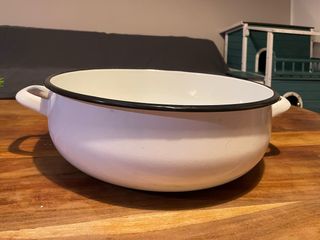 Catino vintage bianco con bordi neri